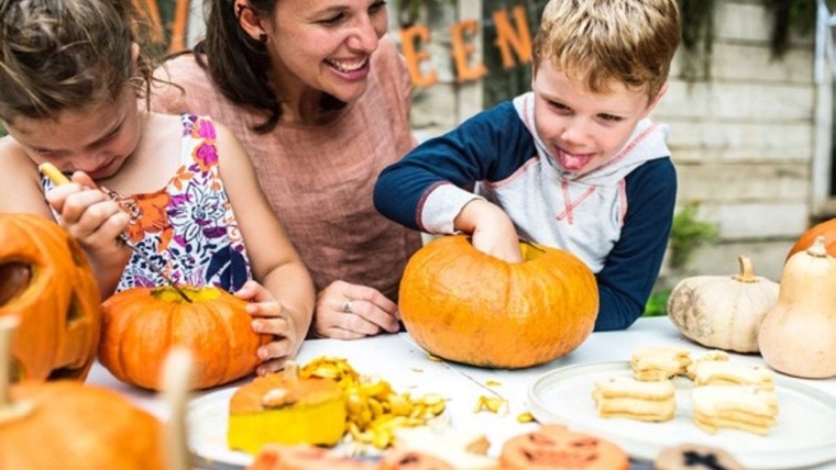 kids creating pumpkin heads